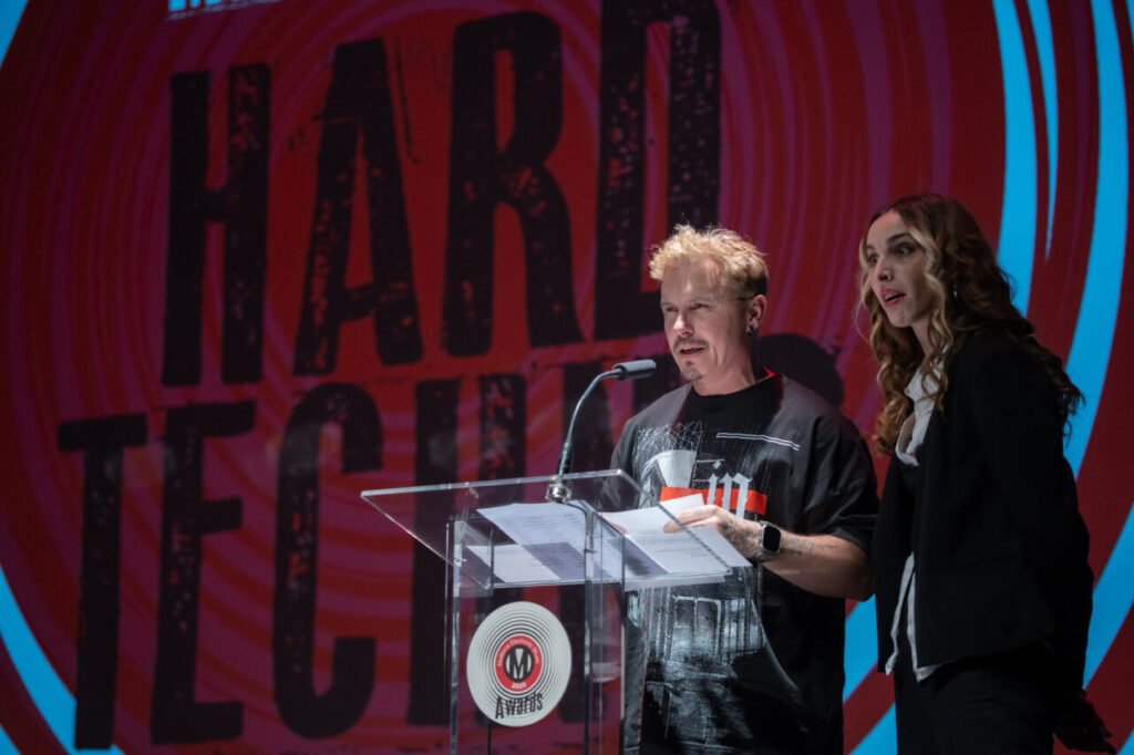 Presentadores en la Gala MEM Awards en un escenario colorido