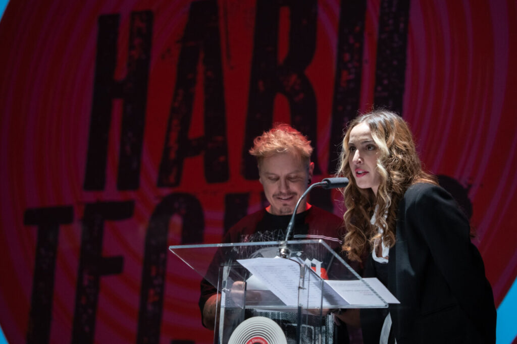 Presentadores en la Gala MEM Awards hablando en el escenario