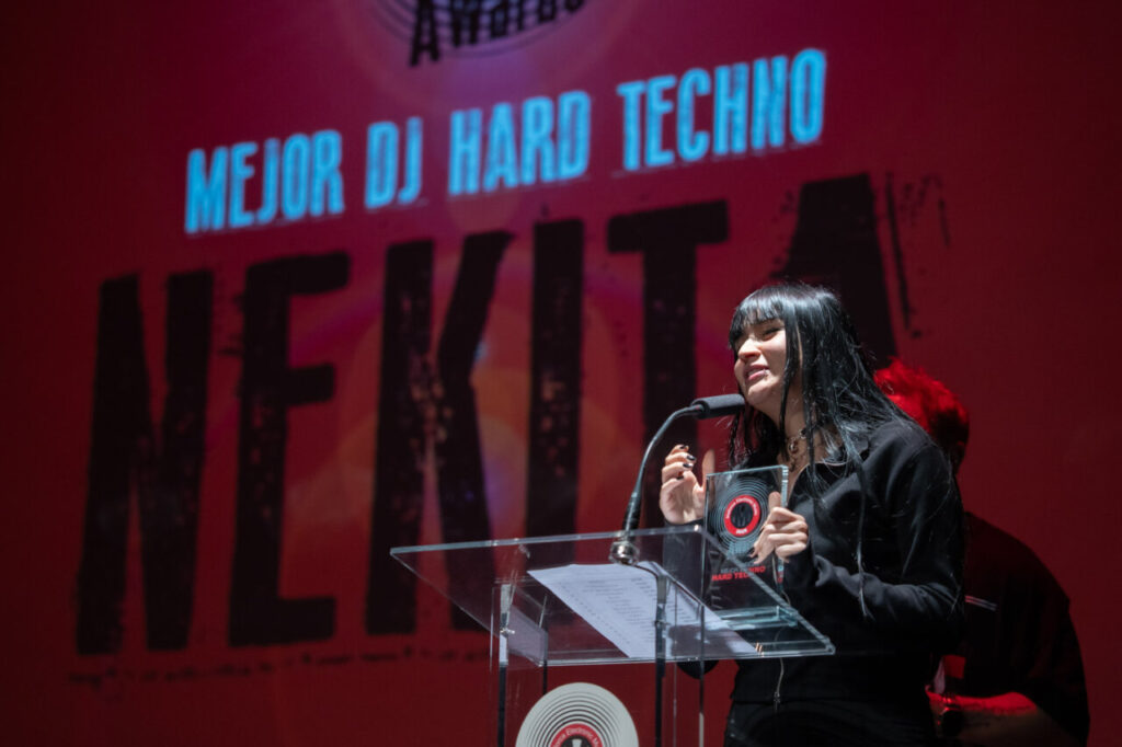Mujer recibiendo un premio en la Gala MEM Awards 2026.
