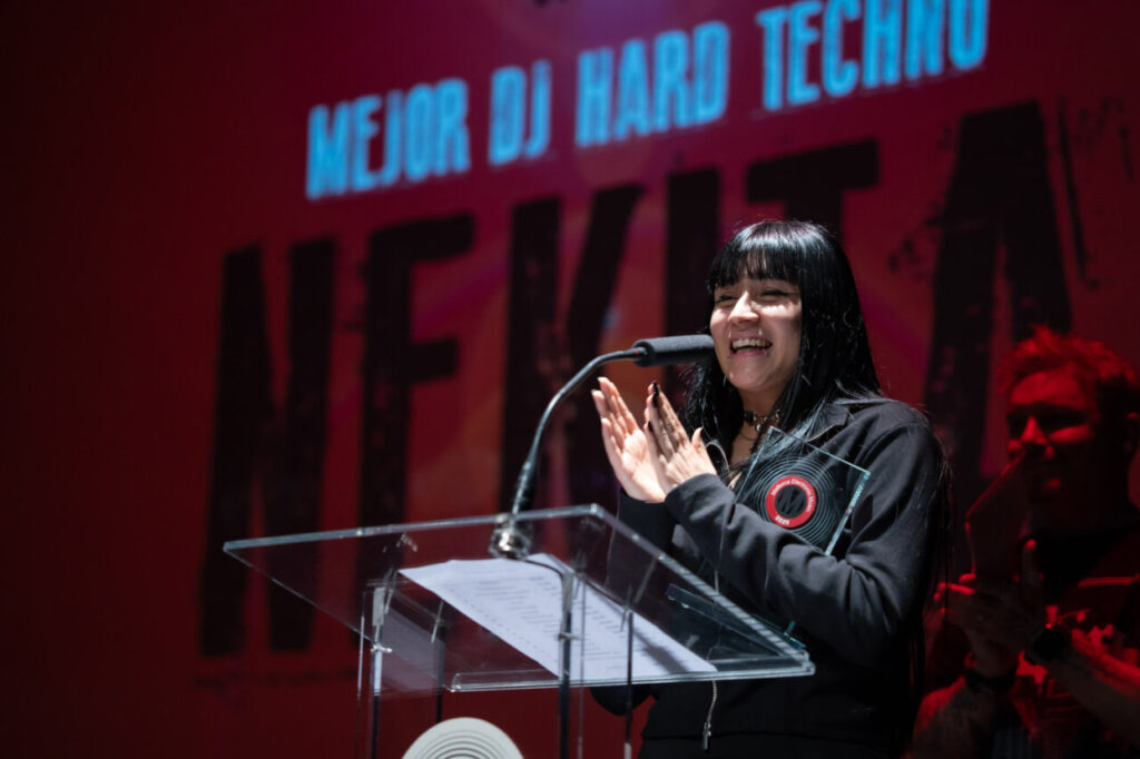 Mujer sonriente recibiendo un premio en la gala MEM Awards