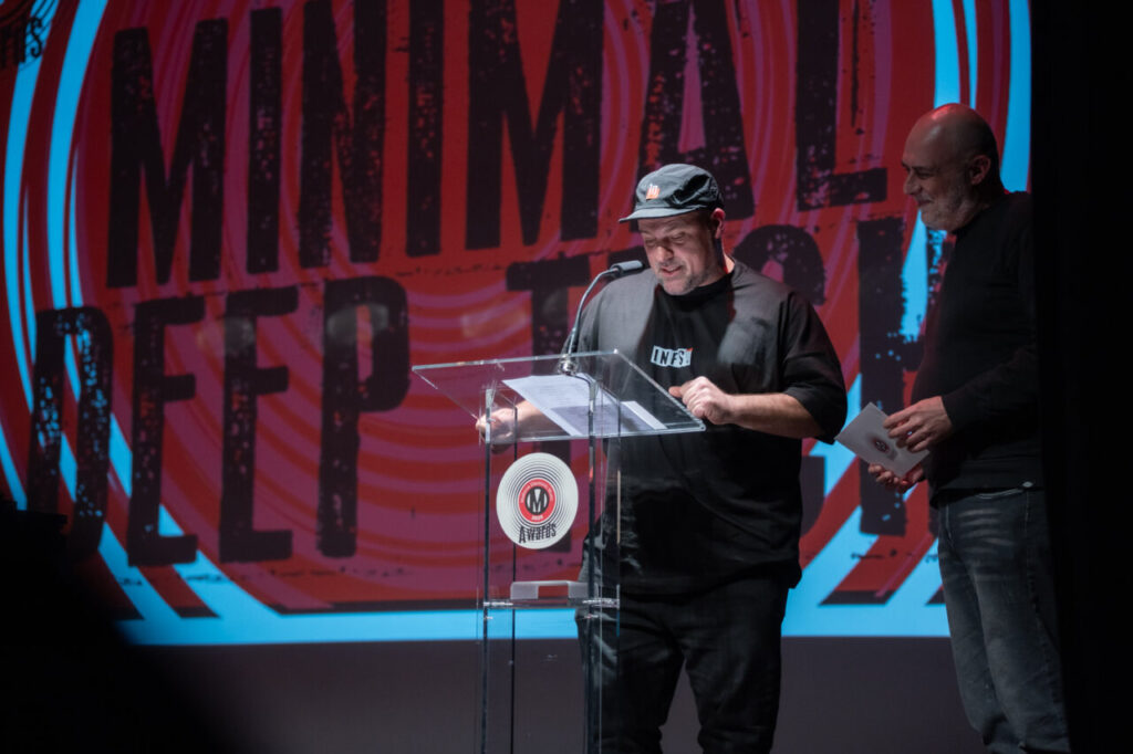 Presentador en la Gala MEM Awards con fondo colorido