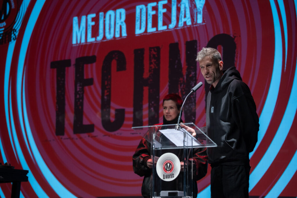 Presentadores en la Gala MEM Awards anunciando el mejor deejay