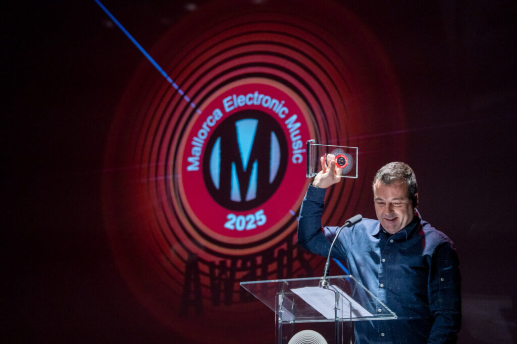 Persona sosteniendo un premio en la Gala de Música Electrónica de Mallorca 2025