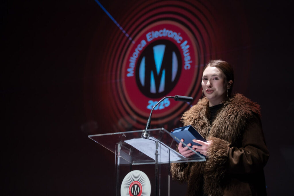 Presentadora en la Gala de los Premios MEM 2025 con un abrigo de piel
