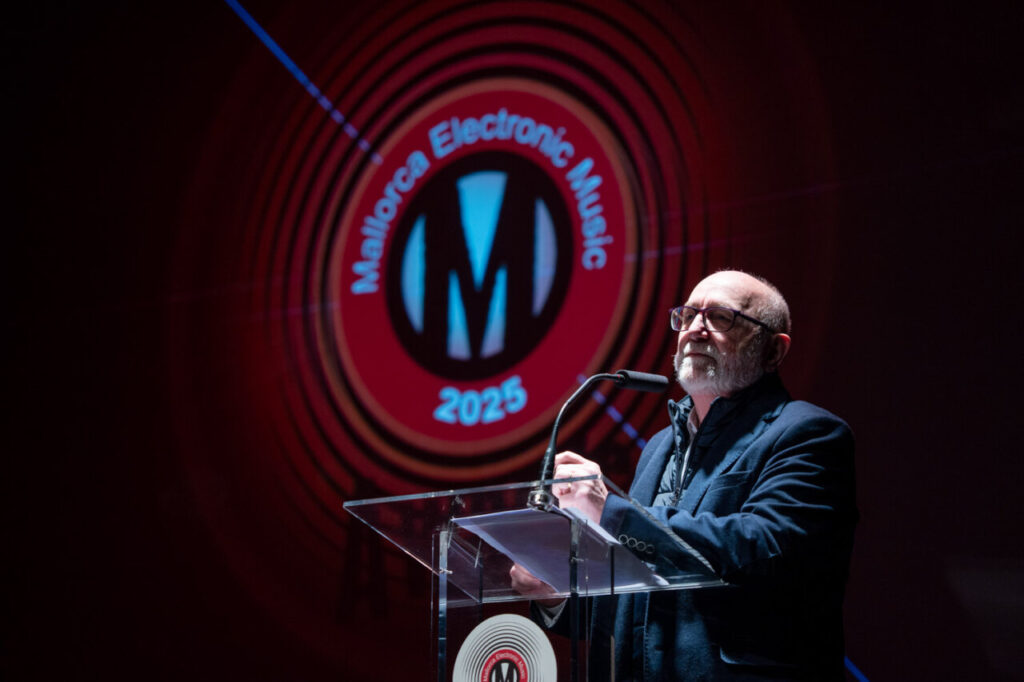 Hombre hablando en el escenario de la Gala de Música Electrónica de Mallorca 2025