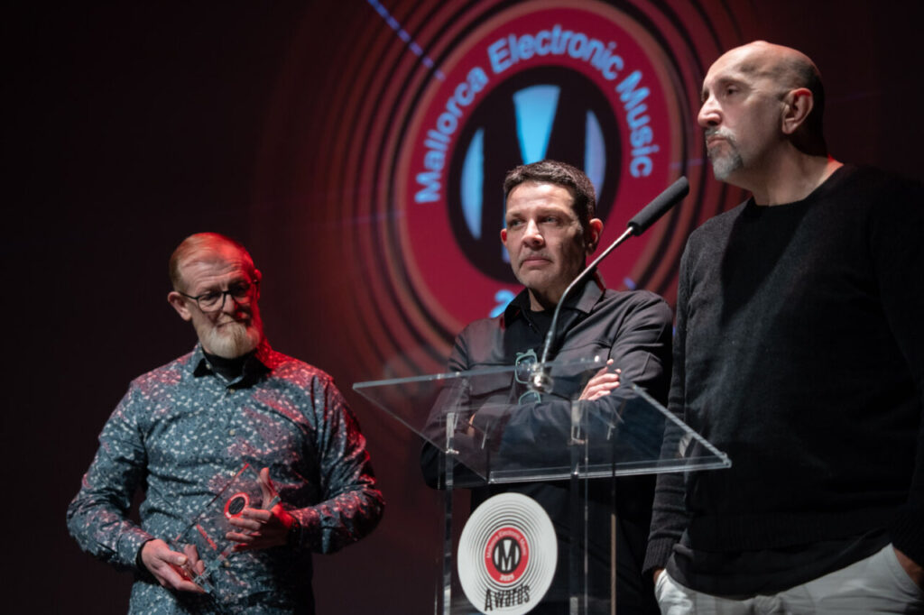 Tres hombres en el escenario durante la Gala de los MEM Awards