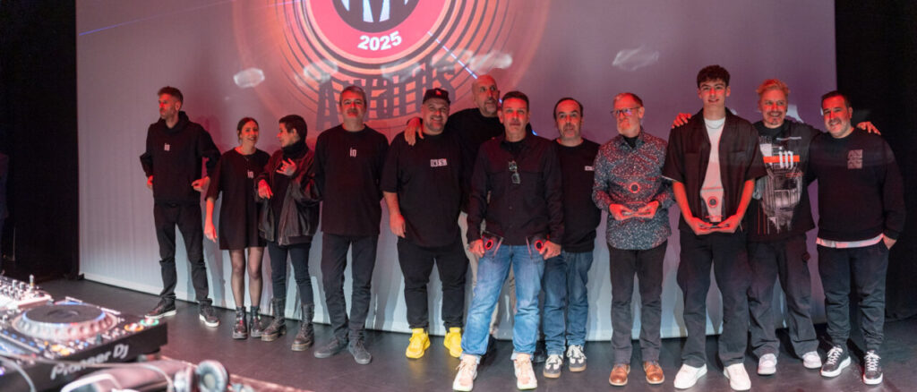 Grupo de ganadores en la Gala MEM Awards 2025 en un escenario