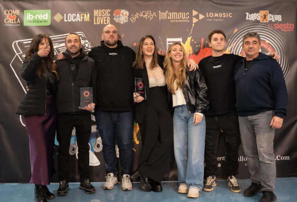 Grupo de personas posando en la Gala MEM Awards con trofeos