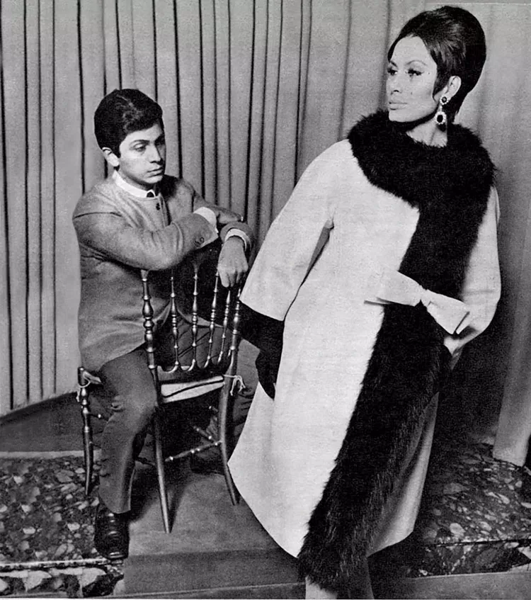 Valentino: el rojo que nos enseñó a soñar 2 Valentino y modelo en una sesión de fotos de moda de 1962