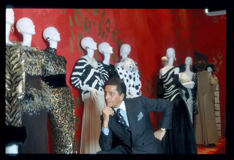 Valentino: el rojo que nos enseñó a soñar 1 Valentino posando junto a maniquíes con vestidos de alta costura