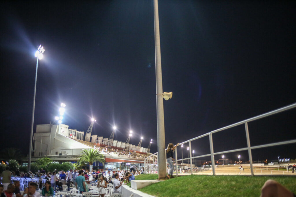 Vista del hipódromo de Son Pardo iluminado por la noche