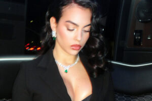 Mujer con cabello oscuro y joyas brillantes en un vehículo