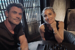 Chris Hemsworth y Elsa Pataky sonriendo en un ambiente acogedor.