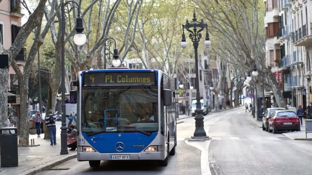 Autobús de la EMT en Palma con ruta a Plaça de Columnes