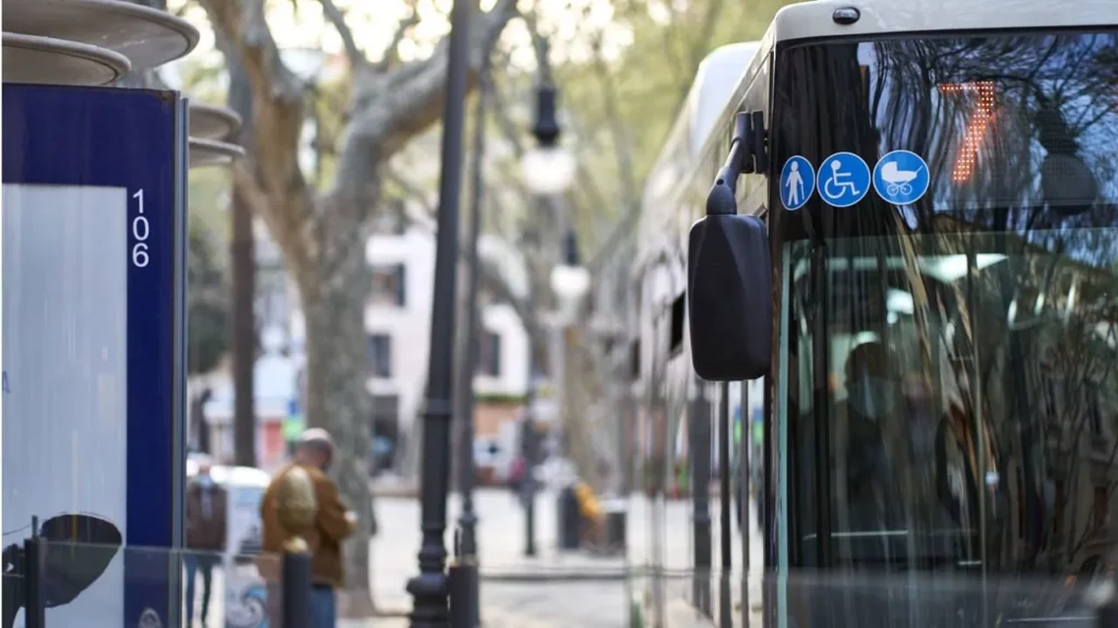 Autobús de la EMT en Palma con señalización de accesibilidad