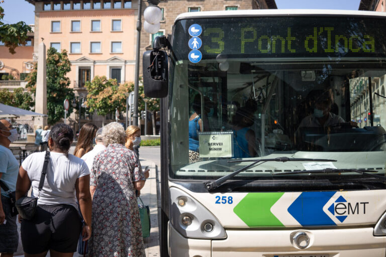 Pasajeros esperando para abordar un autobús de la EMT en Palma