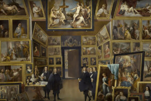 Interior del Museo del Prado con varias obras de arte en las paredes.