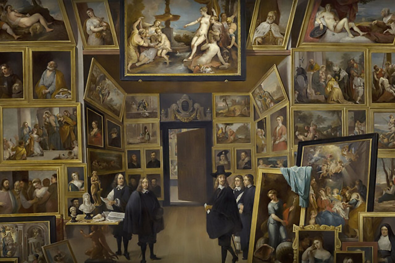 Interior del Museo del Prado con varias obras de arte en las paredes.