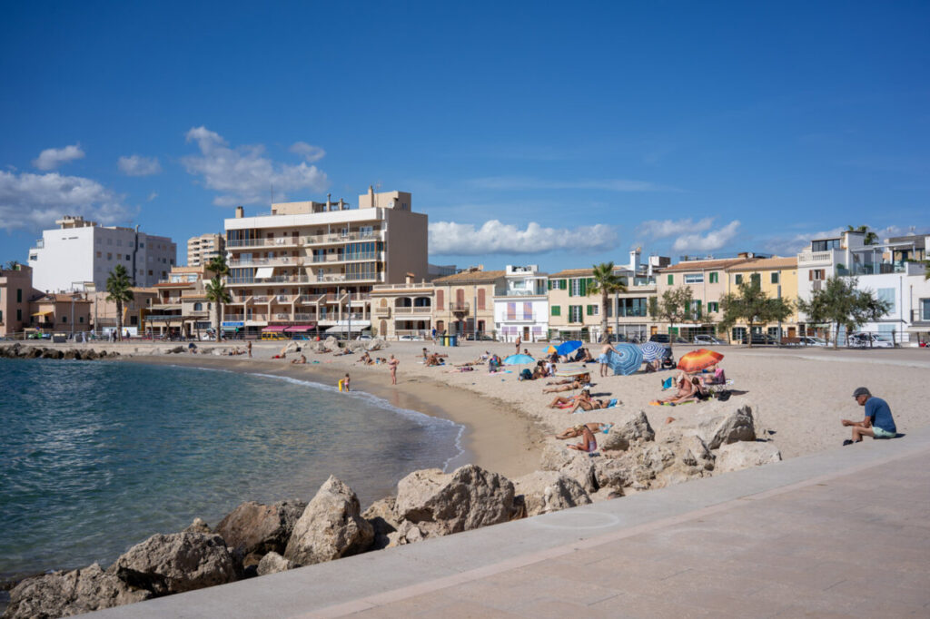 Vista de la playa de Portixol en Palma con personas disfrutando del sol