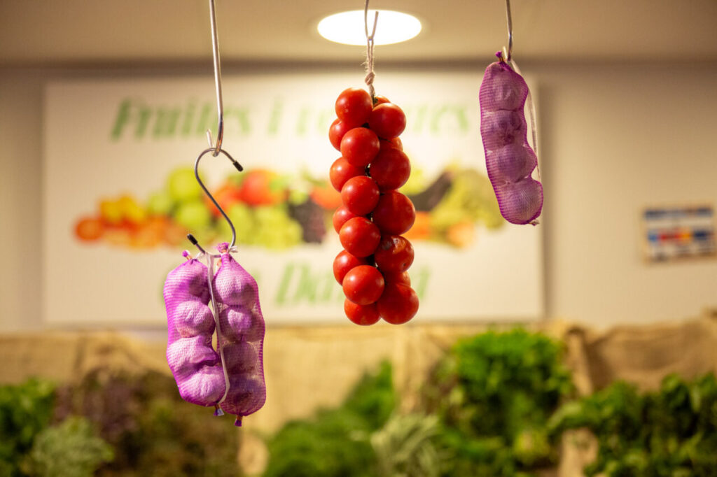 Tomates y verduras colgados en un mercado local de Mallorca