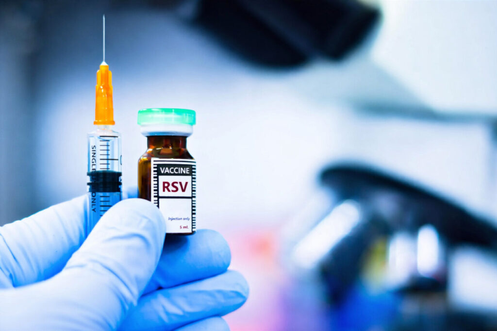 Jeringa y frasco de vacuna contra el VRS para bronquiolitis en bebés