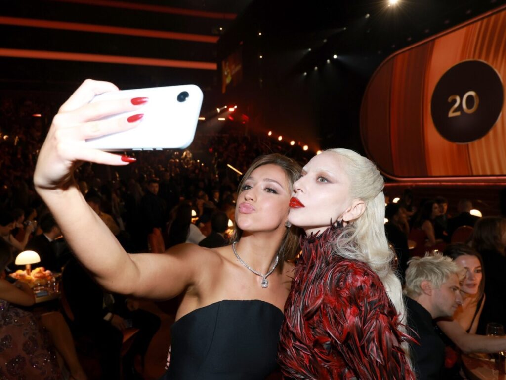 Dos personas tomando un selfie en la ceremonia de los Grammy 2026.