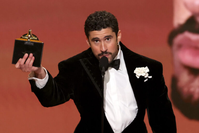 Bad Bunny sosteniendo su Grammy en el escenario durante la ceremonia de 2026