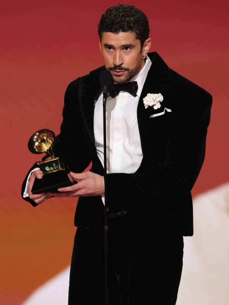 Bad Bunny sosteniendo un Grammy en el escenario durante la ceremonia de 2026
