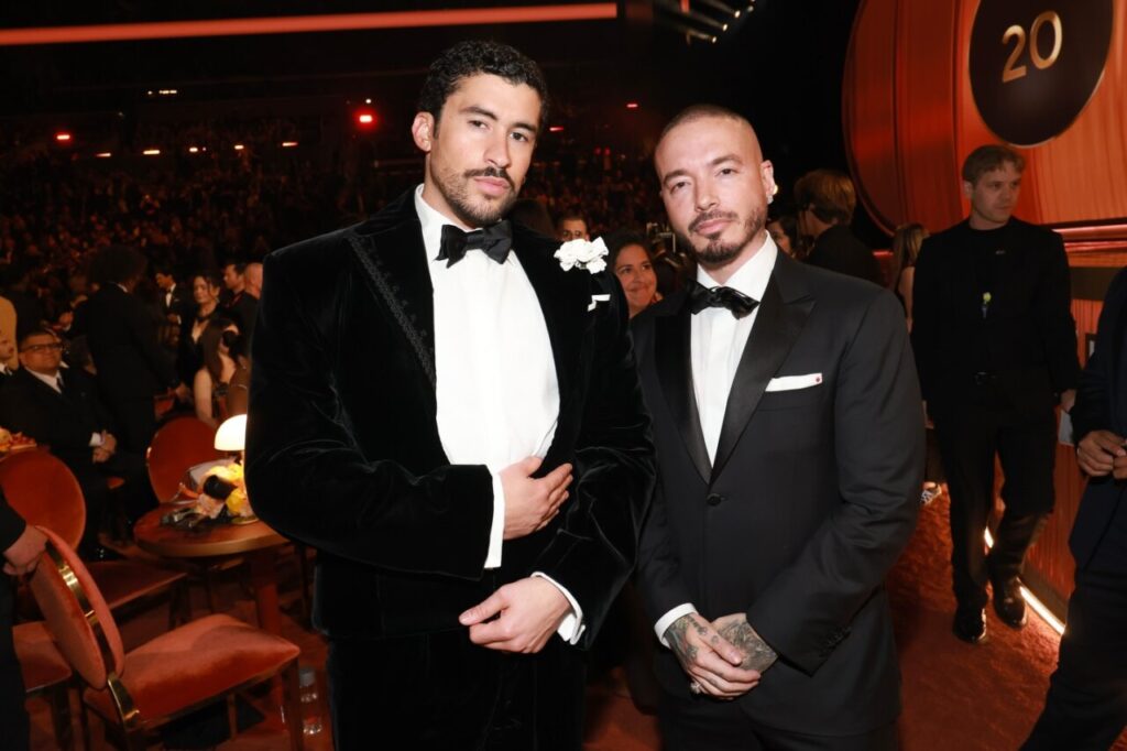Bad Bunny y J Balvin en los Grammy 2026 celebrando el triunfo cultural.