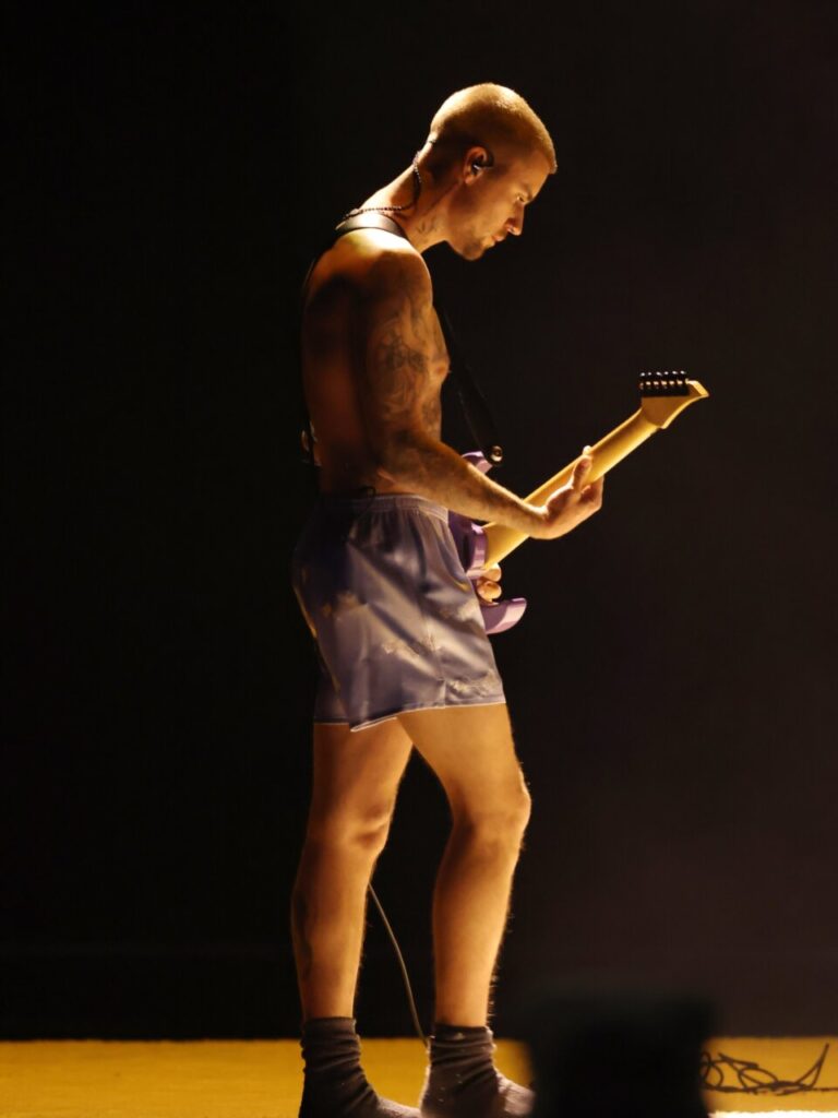 Bad Bunny tocando la guitarra en los Grammy 2026