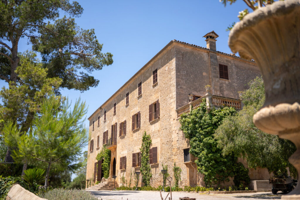 Vista de una antigua casa de campo en Mallorca rodeada de árboles