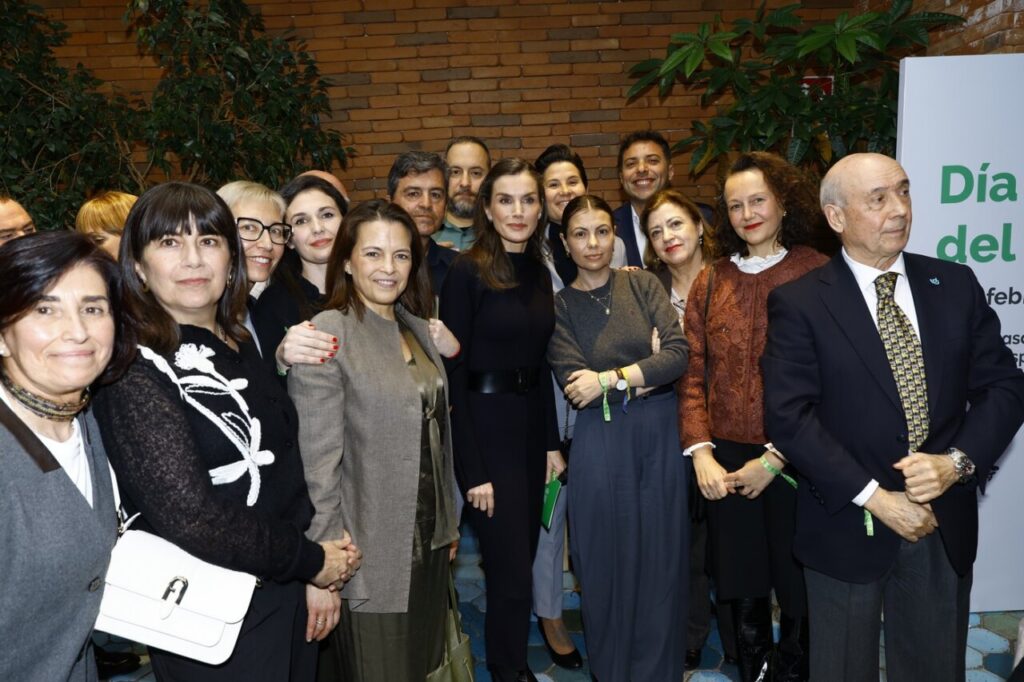 Letizia con un grupo de personas en el Día Mundial contra el Cáncer