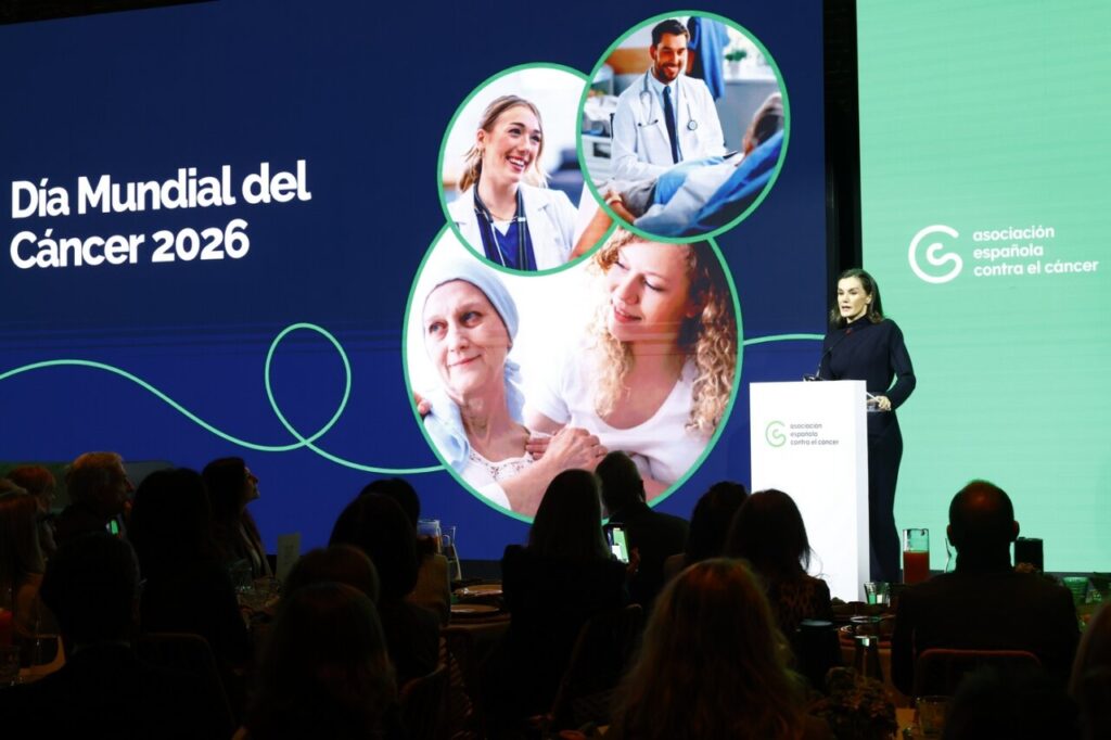 Letizia en el Día Mundial del Cáncer 2026, hablando sobre empatía y humanización.