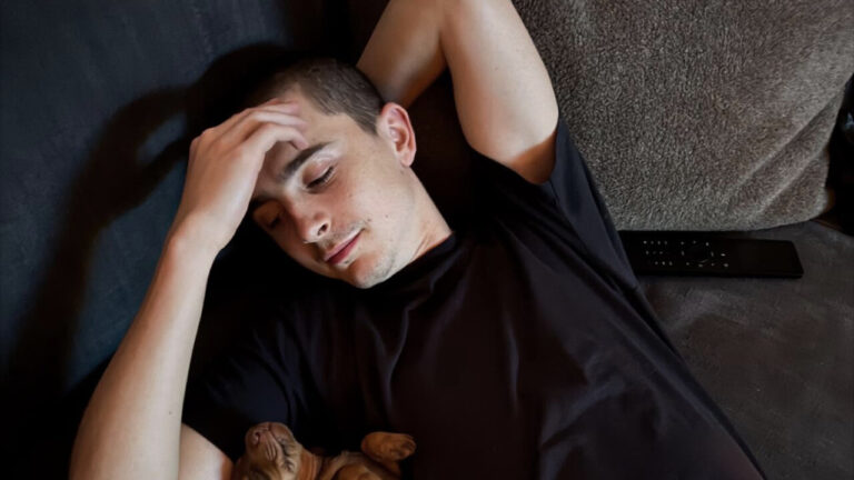 Timothée Chalamet descansando en un sofá con un perro
