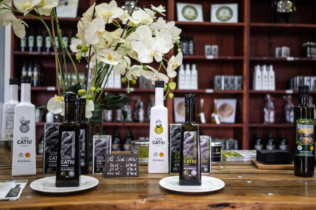 Botellas de aceite de oliva en una almazara de Mallorca