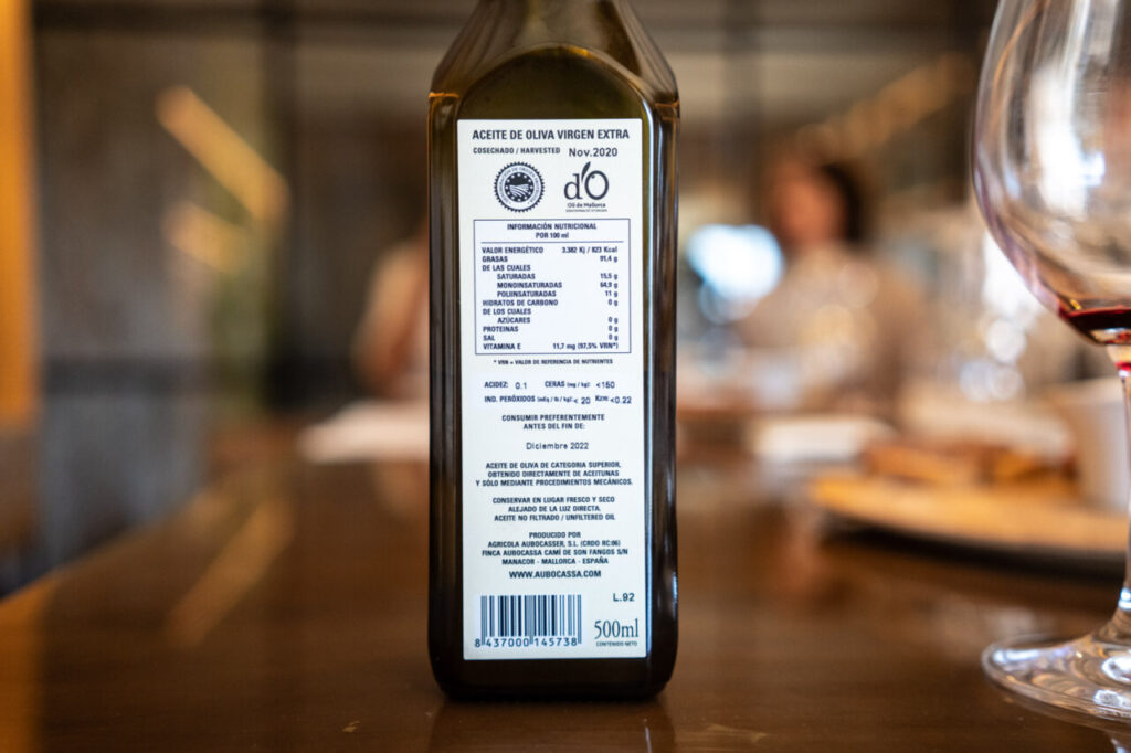 Botella de aceite de oliva virgen extra con etiqueta de DO de Mallorca