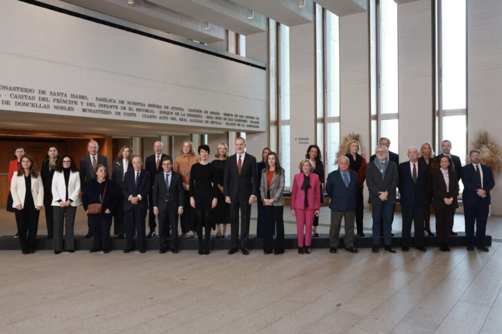 Reunión del Real Patronato en la Galería de las Colecciones Reales con representantes culturales y empresariales.