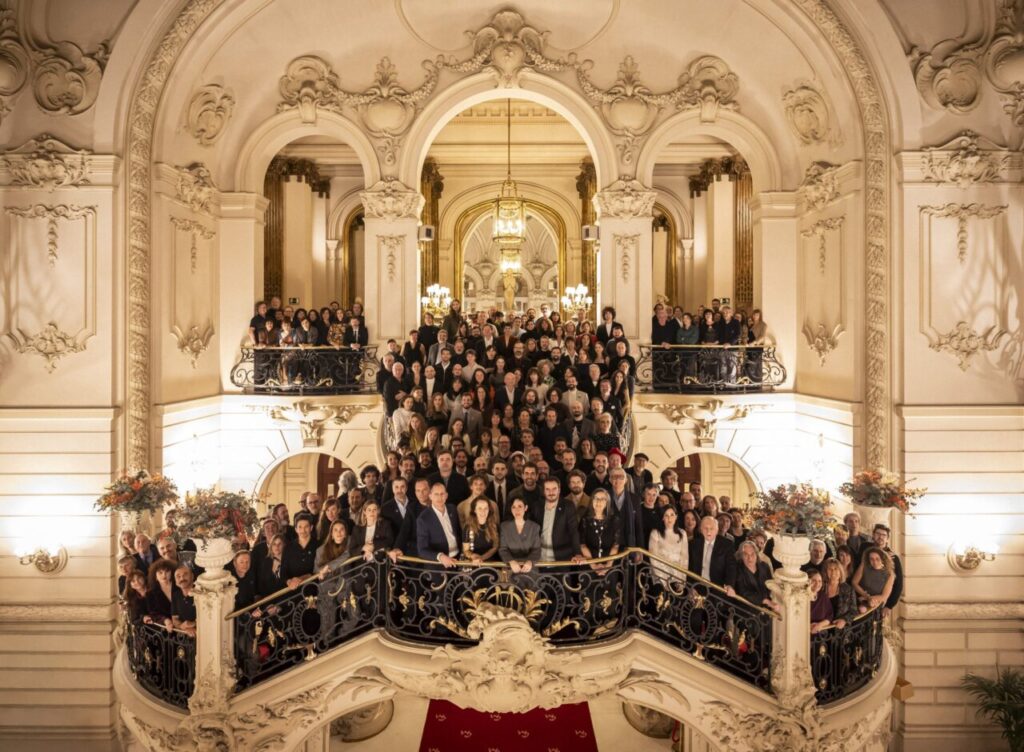 Foto de familia con nominados a los Premios Goya 2026 en un elegante edificio.