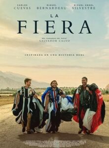 Cartel de la película La Fiera con tres personajes en un paisaje