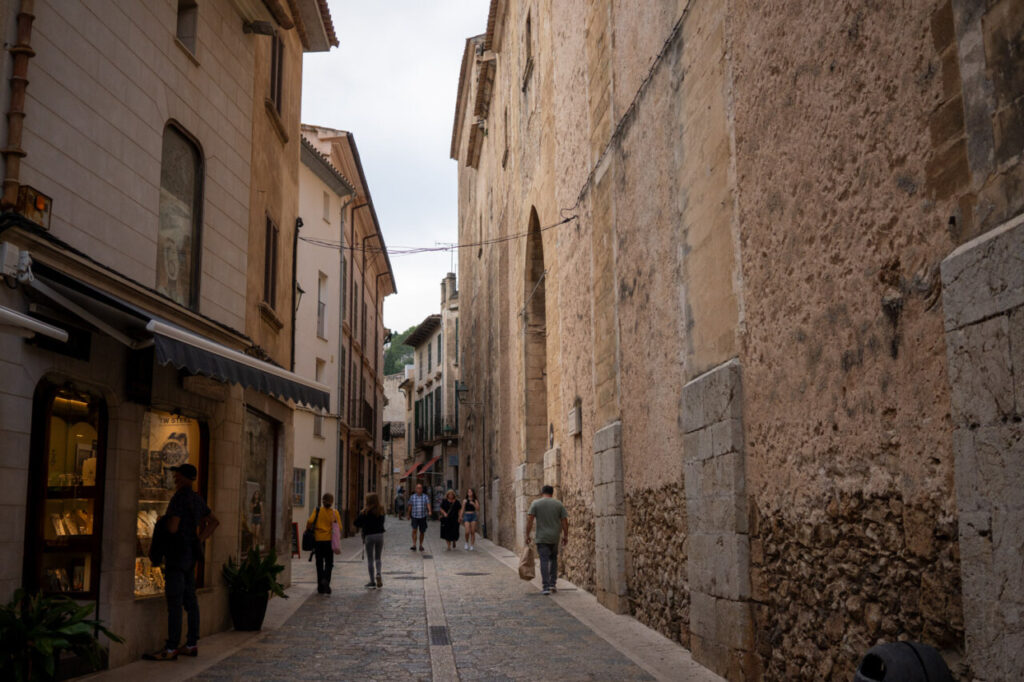 Mallorca cultural en temporada baja: Pollença, galerías y una exposición que te obliga a frenar 3 Calle histórica en Pollença, Mallorca, con gente caminando.