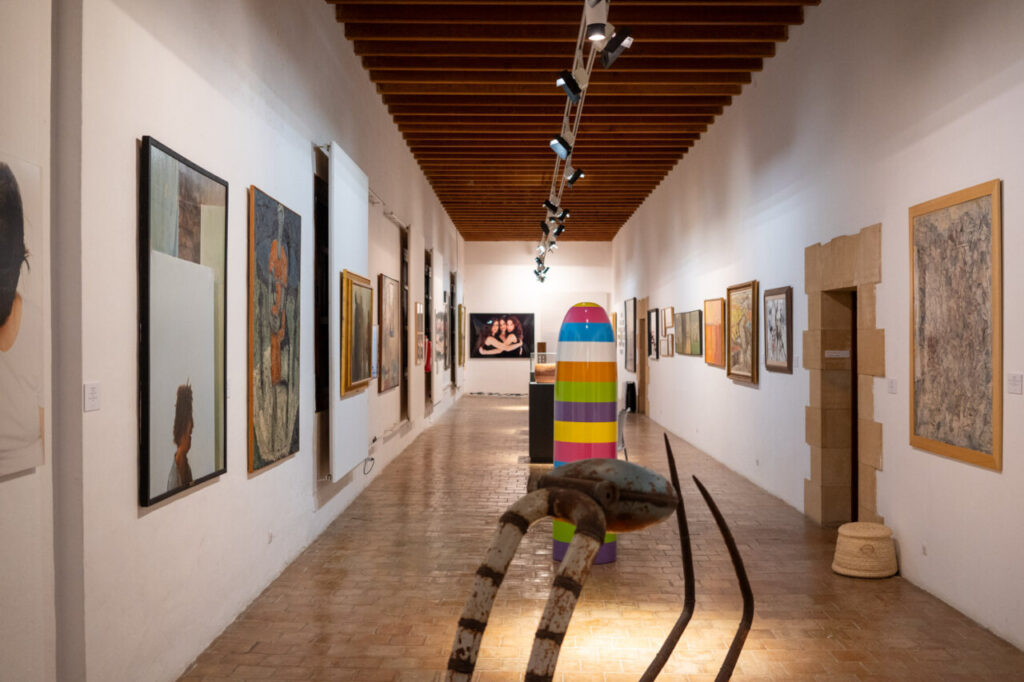 Mallorca cultural en temporada baja: Pollença, galerías y una exposición que te obliga a frenar 1 Interior de una galería de arte en Pollença, Mallorca, con varias obras expuestas.