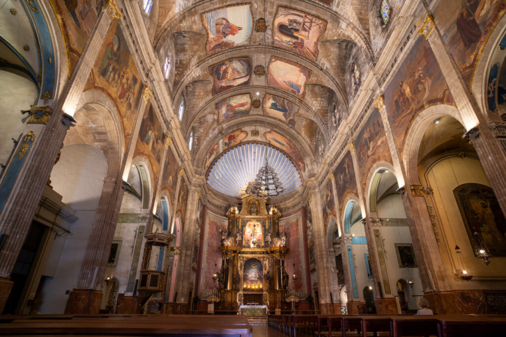 Mallorca cultural en temporada baja: Pollença, galerías y una exposición que te obliga a frenar 5 Interior del Claustre de Sant Domingo en Pollença, Mallorca