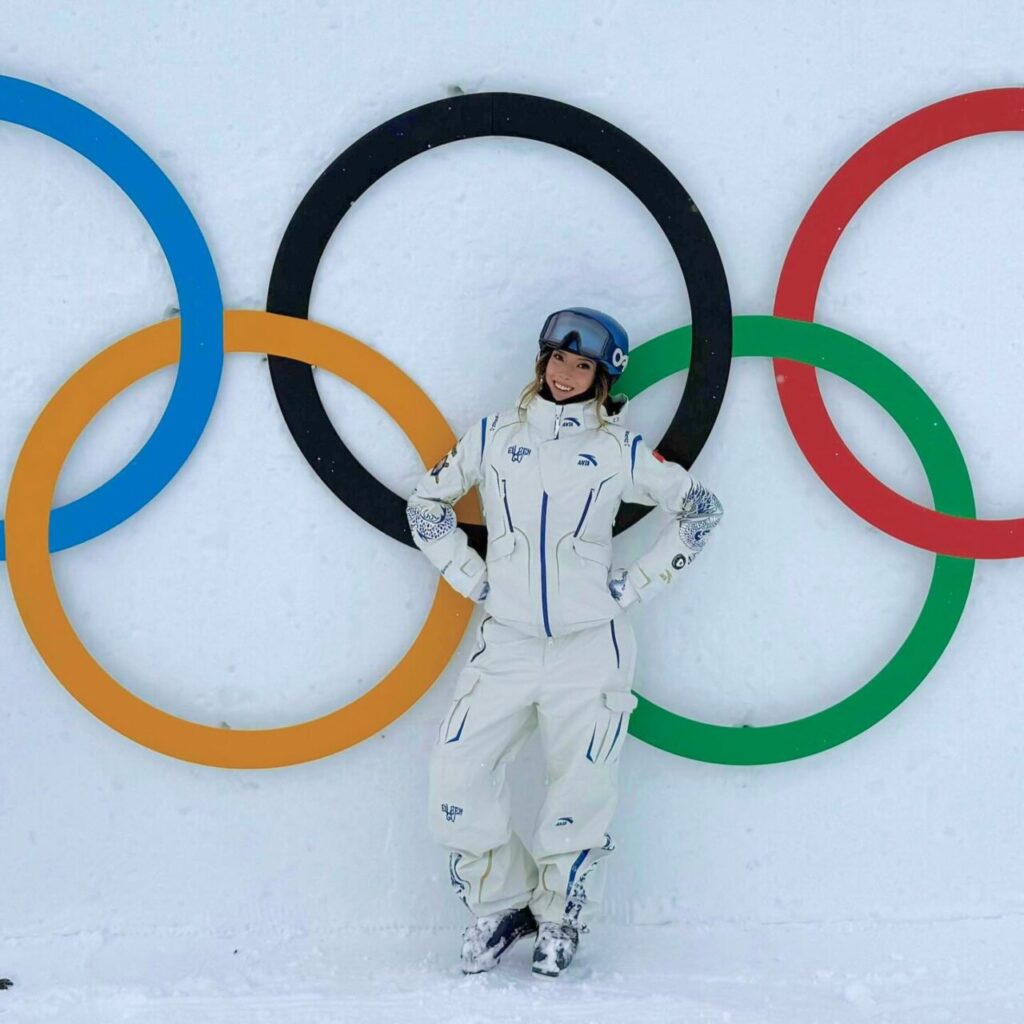 Eileen Gu y el deporte que paga “poco”: la historia real detrás de sus 23 millones al año 1 Eileen Gu posando frente a los anillos olímpicos en la nieve