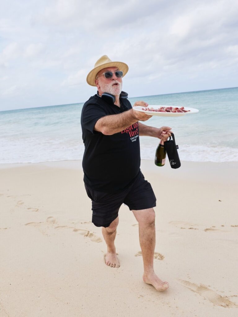 El desayuno "prohibido" de José Andrés que ha roto Internet: cómo el chef ha convertido la avena en el lujo de 2026 1 José Andrés sirviendo un plato en la playa