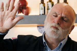 José Andrés mostrando su receta de avena durante una presentación