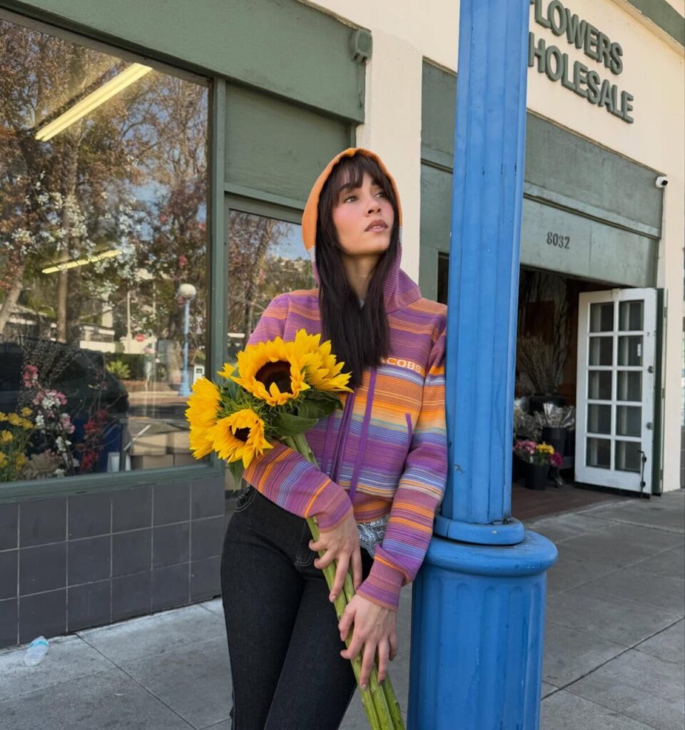 El "efecto Aitana" y los pantalones que juraste quemar 4 Aitana Ocaña posando con pantalones pirata y flores en Madrid