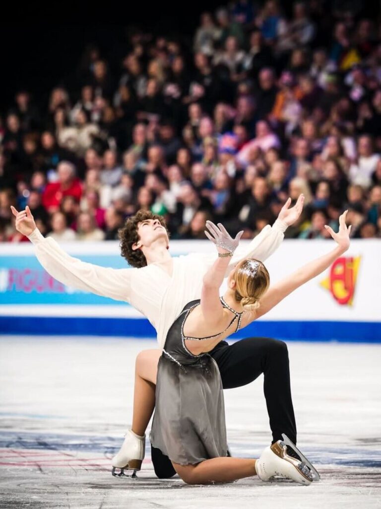 Sofía Val y Asaf Kazimov: la pareja que puso a España a bailar sobre hielo en 2026 2 Pareja de patinadores artísticos en una actuación en hielo.