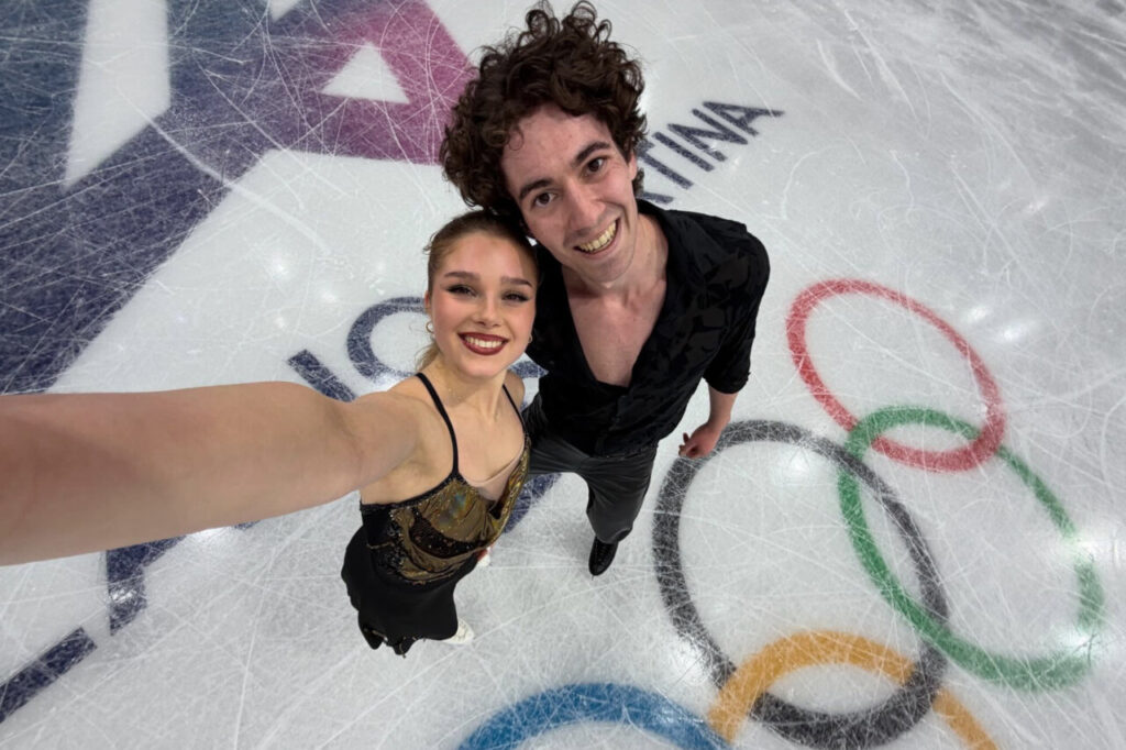 Sofia Val y Asaf Kazimov posando en la pista de hielo olímpica