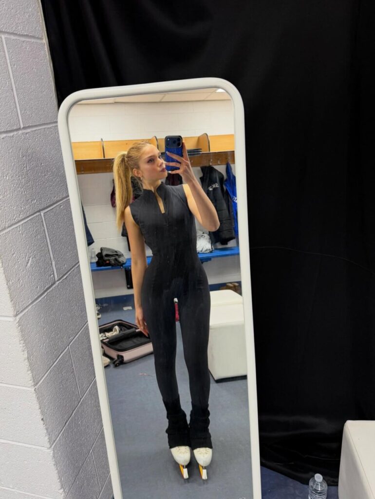 Sofía Val y Asaf Kazimov: la pareja que puso a España a bailar sobre hielo en 2026 1 Joven patinadora sobre hielo en un vestidor con espejo