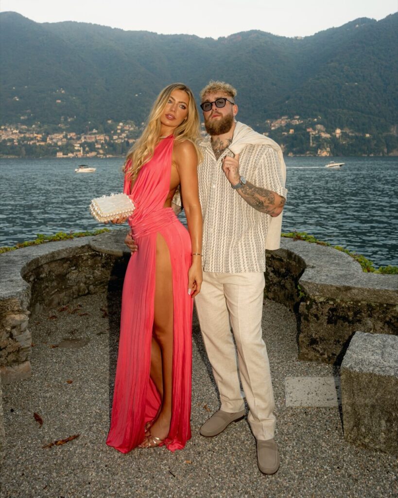 Jutta Leerdam, oro olímpico 2026: la campeona que comparte foco con Jake Paul 3 Jutta Leerdam y Jake Paul posando en un evento elegante junto al lago.